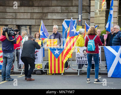 Edinburgh, Schottland, 15. Mai 2018. Die lokalen Medien Fotografieren der Anhänger des ehemaligen Katalanischen Minister, Clara Ponsatí gegenüber vom Edinburgh Sheriff Court und Gerechtigkeit des Friedens. Credit: Kelly Neilson/Alamy Leben Nachrichten. Stockfoto