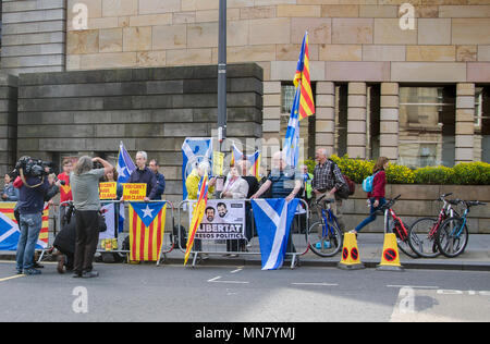 Edinburgh, Schottland, 15. Mai 2018. Die lokalen Medien Fotografieren der Anhänger des ehemaligen Katalanischen Minister, Clara Ponsatí gegenüber vom Edinburgh Sheriff Court und Gerechtigkeit des Friedens. Credit: Kelly Neilson/Alamy Leben Nachrichten. Stockfoto