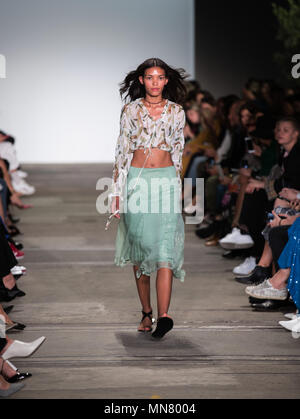 Sydney, Australien. 15 Mai, 2018. Ein model präsentiert eine Kreation von Hansen & Gretel während der Mercedes-Benz Fashion Week in Australien in Sydney, Australien, 15. Mai 2018. Credit: Zhu Hongye/Xinhua/Alamy leben Nachrichten Stockfoto