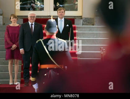 Den Haag, Niederlande. 15 Mai, 2018. 15.05.2018, Niederlande, Den Haag: Bundespräsidenten Frank-Walter Steinmeier (M) wird von König Willem-Alexander, König der Niederlande, im Garten des Palastes mit militärischen Ehren begrüsst. Links e sterben, Ehefrau des Bundespräsidenten, Elke Büdenbender. - Keine Leitung Service · Credit: Patrick Van Katwijk/niederländischen Foto Presse/dpa/Alamy leben Nachrichten Stockfoto