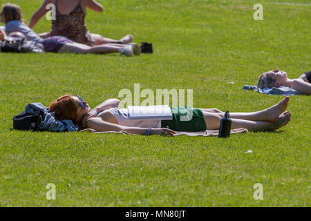 Leeds, Großbritannien, 15. Mai 2018. Studenten und Einheimischen ein weiterer heiß bei sonnigen Tag am Hyde Park in Leeds zu genießen. Credit: James Copeland/Alamy leben Nachrichten Stockfoto