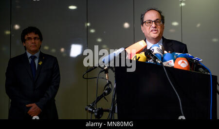 Berlin, Deutschland. 15 Mai, 2018. 15. Mai 2018, Berlin, Deutschland: Die katalanische Regional President Quim Torra (l) und sein Vorgänger Carles Puigdemont eine Pressekonferenz geben. Credit: Kay Nietfeld/dpa/Alamy leben Nachrichten Stockfoto