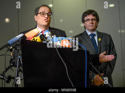 Berlin, Deutschland. 15 Mai, 2018. 15. Mai 2018, Berlin, Deutschland: Die katalanische Regional President Quim Torra (l) und sein Vorgänger Carles Puigdemont eine Pressekonferenz geben. Credit: Kay Nietfeld/dpa/Alamy leben Nachrichten Stockfoto