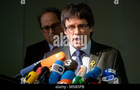 Berlin, Deutschland. 15 Mai, 2018. 15. Mai 2018, Berlin, Deutschland: Katalanisch Regional President Quim Torra (l) und sein Vorgänger Carles Puigdemont eine Pressekonferenz geben. Credit: Kay Nietfeld/dpa/Alamy leben Nachrichten Stockfoto