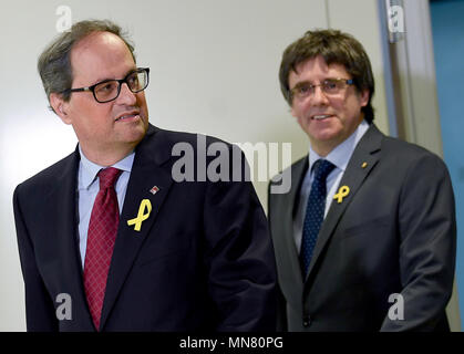 Berlin, Deutschland. 15 Mai, 2018. 15. Mai 2018, Berlin, Deutschland: Die katalanische Regional President Quim Torra (l) und sein Vorgänger Carles Puigdemont eine Pressekonferenz teilnehmen. Credit: Kay Nietfeld/dpa/Alamy leben Nachrichten Stockfoto