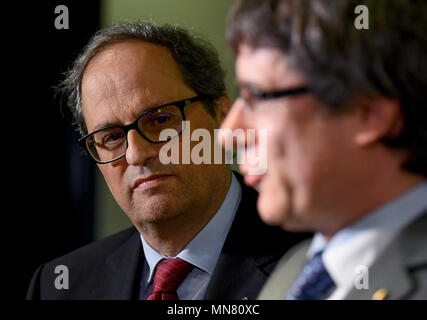 Berlin, Deutschland. 15 Mai, 2018. 15. Mai 2018, Berlin, Deutschland: Katalanisch Regional President Quim Torra (l) und sein Vorgänger Carles Puigdemont eine Pressekonferenz geben. Credit: Kay Nietfeld/dpa/Alamy leben Nachrichten Stockfoto