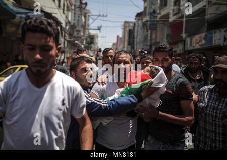 In Gaza. 15 Mai, 2018. Trauernde und Angehörige tragen den Körper von acht Monate alten palästinensischen Kindes Laila al-Ibrahim, der nach dem Einatmen von Gasen, die bei einem Protest an der Israel-Gaza Grenze in Gaza Stadt, am 15. Mai 2018 starb. Am Montag, den israelischen Streitkräften Dutzende Palästinenser erschossen und verletzt mehr als 2.000 andere in einem Tag - lange Konfrontation entlang der Gazastreifen - Israels Grenze. Credit: Wissam Nassar/Xinhua/Alamy leben Nachrichten Stockfoto