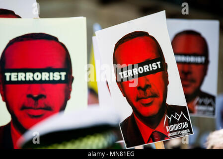 Banner warf Erdogan in einer terroristischen während der Vorführung gesehen. Türkische Präsident besuchen Sie Teresa kann heute in der Downing Street. Demonstrant und Unterstützer von Erdogan sowohl auf die Straße nahm den Besuch als die Polizei versuchen, sie auseinander zu halten, Auseinandersetzungen zu vermeiden, zu protestieren und Sie zu unterstützen. Stockfoto