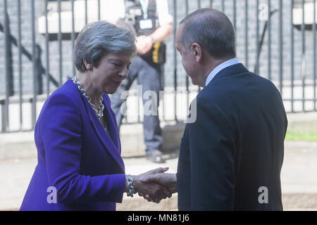 London, Großbritannien. 15. Mai 2018. Premierminister Theresa May geht aus Downing Street Nr.10 Präsidenten der Türkei, Recep Tayyip Erdoğan Kreditkarten willkommen: Amer ghazzal/Alamy leben Nachrichten Stockfoto