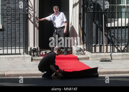 London, Großbritannien. 15. Mai 2018. Personal Rollen Sie den roten Teppich aus für den Besuch des Präsidenten der Türkei, Recep Tayyip Erdoğan in der Downing Street Credit: Amer ghazzal/Alamy leben Nachrichten Stockfoto