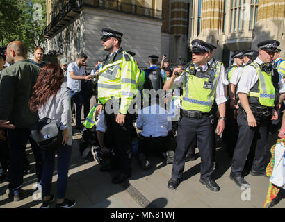 London, UK, 15. Mai 2018 kurdische Demonstranten gegenüber Downing Street Demonstration gegen den Besuch des türkischen Präsidenten Erdogan mit der Polizei in einem heißen Nachmittag mit noch heißeren Tempers zusammengestoßen, ein großes Polizeiaufgebot mit Pferden die Ruhe @ Paul Quezada-Neiman/Alamy Leben Nachrichten beibehalten Stockfoto