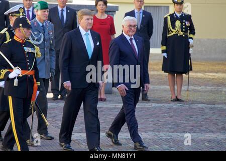 Den Haag, Niederlande. 15 Mai, 2018. Dutch King Willem-Alexander (2. R) erhält Deutschen Präsident Frank-Walter Steinmeier (1. R) An der Palast Noordeinde in Den Haag, Niederlande, am 15. Mai 2018. Quelle: Sylvia Lederer/Xinhua/Alamy leben Nachrichten Stockfoto