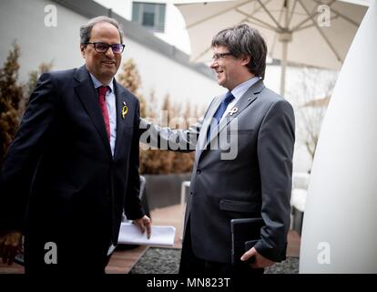 Berlin, Deutschland. 15 Mai, 2018. 15. Mai 2018, Berlin, Deutschland: Die katalanische Regional President Quim Torra (l) und sein Vorgänger Carles Puigdemont eine Pressekonferenz geben. Credit: Kay Nietfeld/dpa/Alamy leben Nachrichten Stockfoto