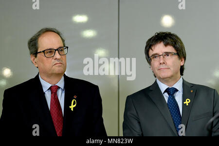 Berlin, Deutschland. 15 Mai, 2018. 15. Mai 2018, Berlin, Deutschland: Die katalanische Regional President Quim Torra (l) und sein Vorgänger Carles Puigdemont eine Pressekonferenz geben. Credit: Kay Nietfeld/dpa/Alamy leben Nachrichten Stockfoto