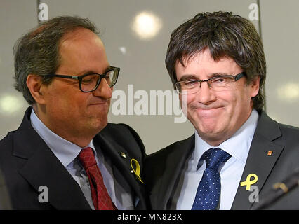 Berlin, Deutschland. 15 Mai, 2018. 15. Mai 2018, Berlin, Deutschland: Die katalanische Regional President Quim Torra (l) und sein Vorgänger Carles Puigdemont eine Pressekonferenz geben. Credit: Kay Nietfeld/dpa/Alamy leben Nachrichten Stockfoto