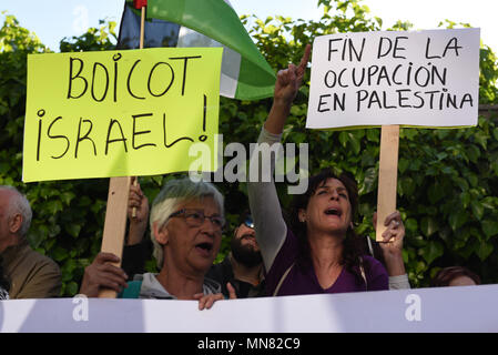 Madrid, Spanien. 14 Mai, 2018. Pro-Palestinian demonstranten dargestellt, während eines Protestes vor der israelischen Botschaft in Madrid. Schätzungsweise 100 pro-palästinensischen Aktivisten und Demonstranten gegenüber der Botschaft der Israel in Madrid versammelt die Einweihung einer neuen US-Botschaft in Jerusalem zu protestieren, und die israelische Armee tötet Dutzende Palästinenser protestieren in Gaza zu verurteilen, durch dieses Motiv. Credit: Jorge Sanz/Pacific Press/Alamy leben Nachrichten Stockfoto