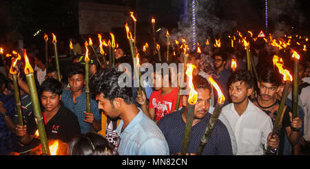 Guwahati, Indien. 14 Mai, 2018. Alle Assam Students Union (aasu) nehmen Sie eine Taschenlampe mit aasu Berater Samujjal Bhattacharya in Guwahati, Protest gegen die Staatsbürgerschaft (Amendment) Bill 2016 geführt. Der Gesetzentwurf zur Änderung des Staatsangehörigkeitsgesetzes, 1955 illegale Migranten, die sind Hindus, Sikhs, Buddhisten, Jainas, Parsen und Christen aus Afghanistan, Bangladesch und Pakistan, die Staatsbürgerschaft in Frage zu stellen. Quelle: David Talukdar/Pacific Press/Alamy leben Nachrichten Stockfoto