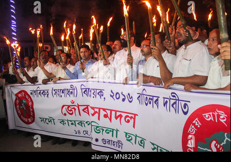 Guwahati, Indien. 14 Mai, 2018. Alle Assam Students Union (aasu) nehmen Sie eine Taschenlampe mit aasu Berater Samujjal Bhattacharya in Guwahati, Protest gegen die Staatsbürgerschaft (Amendment) Bill 2016 geführt. Der Gesetzentwurf zur Änderung des Staatsangehörigkeitsgesetzes, 1955 illegale Migranten, die sind Hindus, Sikhs, Buddhisten, Jainas, Parsen und Christen aus Afghanistan, Bangladesch und Pakistan, die Staatsbürgerschaft in Frage zu stellen. Quelle: David Talukdar/Pacific Press/Alamy leben Nachrichten Stockfoto