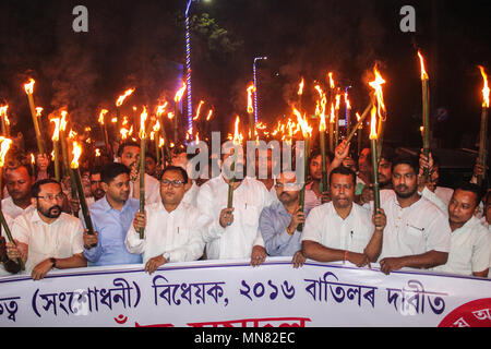 Guwahati, Indien. 14 Mai, 2018. Alle Assam Students Union (aasu) nehmen Sie eine Taschenlampe mit aasu Berater Samujjal Bhattacharya in Guwahati, Protest gegen die Staatsbürgerschaft (Amendment) Bill 2016 geführt. Der Gesetzentwurf zur Änderung des Staatsangehörigkeitsgesetzes, 1955 illegale Migranten, die sind Hindus, Sikhs, Buddhisten, Jainas, Parsen und Christen aus Afghanistan, Bangladesch und Pakistan, die Staatsbürgerschaft in Frage zu stellen. Quelle: David Talukdar/Pacific Press/Alamy leben Nachrichten Stockfoto