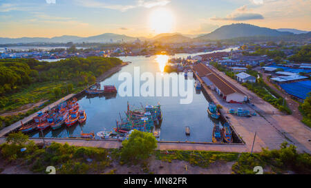 Antenne Landschaft Sonnenuntergang am Siray Fischereihafen. Phuket Fischerhafen ist der größte Fischereihafen. In Sire Insel, neben der Insel Phuket. Es ist Stockfoto