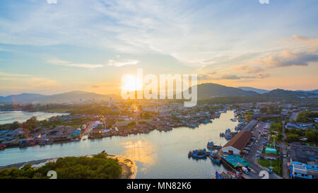 Antenne Landschaft Sonnenuntergang am Siray Fischereihafen. Phuket Fischerhafen ist der größte Fischereihafen. In Sire Insel, neben der Insel Phuket. Es ist Stockfoto