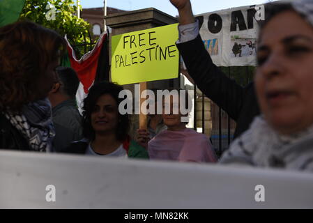 Madrid, Spanien. 14 Mai, 2018. Pro-Palestinian demonstranten dargestellt, während eines Protestes vor der israelischen Botschaft in Madrid. Schätzungsweise 100 pro-palästinensischen Aktivisten und Demonstranten gegenüber der Botschaft der Israel in Madrid versammelt die Einweihung einer neuen US-Botschaft in Jerusalem zu protestieren, und die israelische Armee tötet Dutzende Palästinenser protestieren in Gaza zu verurteilen, durch dieses Motiv. Credit: Jorge Sanz/Pacific Press/Alamy leben Nachrichten Stockfoto