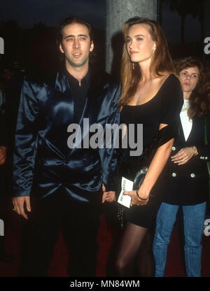 UNIVERSAL CITY, CA - 13. August: (L-R) Schauspieler Nicolas Cage und Lisa Stothard nehmen an der "Wild at Heart" Universal City Premiere am 13 August, 1990 Cineplex Odeon Unversal City Kinos in Universal City, Kalifornien. Foto von Barry King/Alamy Stock Foto Stockfoto