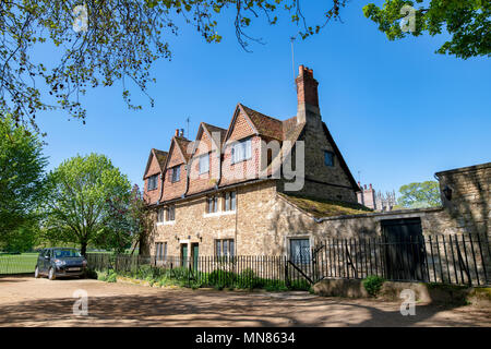 Wiese Cottages im Boden von Merton College in der Frühlingssonne. Oxford, Oxfordshire, England Stockfoto