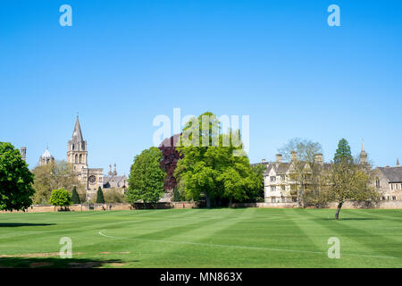 Merton College Gebäude und ein Blick in die Christ Church Cathedral in der Frühlingssonne. Oxford, Oxfordshire, England Stockfoto