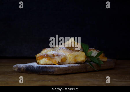 Aprikosen Kuchen mit Minze auf einem rustikalen Holzbrett Stockfoto