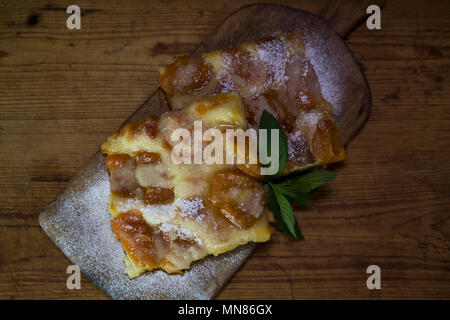 Aprikosen Kuchen mit Minze auf einem rustikalen Holzbrett Stockfoto