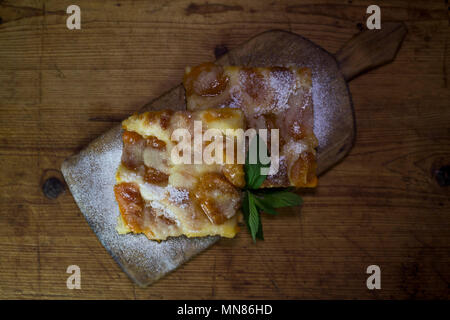 Aprikosen Kuchen mit Minze auf einem rustikalen Holzbrett Stockfoto