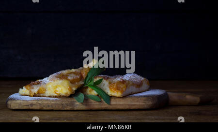 Aprikosen Kuchen mit Minze auf einem rustikalen Holzbrett Stockfoto