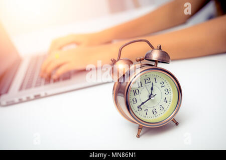 Spät. Workaholic oder hinter dem Zeitplan Konzept. Geschäft Person in modernen Büro Gebäude oder zu Hause in der Nacht mit Laptop Stockfoto