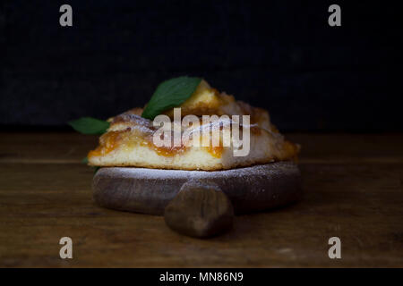 Aprikosen Kuchen mit Minze auf einem rustikalen Holzbrett Stockfoto