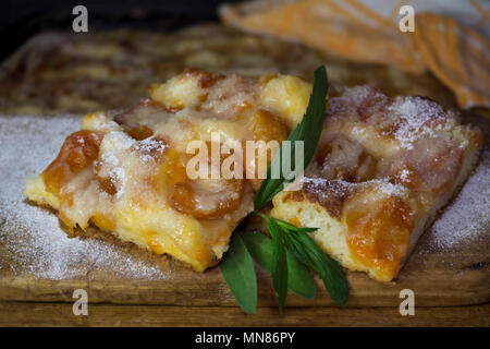 Aprikosen Kuchen mit Minze auf einem rustikalen Holzbrett Stockfoto