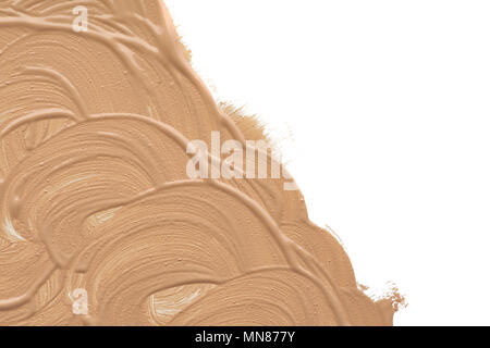 Hell-beige Make-up Verschmieren der cremige Foundation auf weißem Hintergrund. Hellbeige cremige Foundation Textur auf weißem Hintergrund Stockfoto