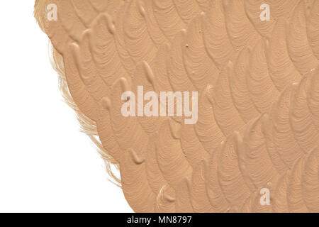 Hell-beige Make-up Verschmieren der cremige Foundation auf weißem Hintergrund. Hellbeige cremige Foundation Textur auf weißem Hintergrund Stockfoto