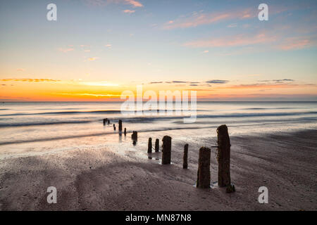 Bleibt der buhnen am Strand von Sandsend, Whitby, North Yorkshire, in der Dämmerung Stockfoto