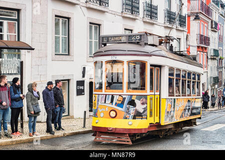 6. März 2018: Lissabon, Portugal - Die berühmten 28 Straßenbahn auf den Weg in die Innenstadt. Stockfoto