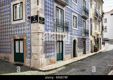 Vom 7. März 2018: Lissabon, Portugal - Traditionelle keramische Fliesen- Haus mit schmiedeeisernen Balkonen an der Ecke der Rua de Loureiro und Rua de Guilherme Bra Stockfoto