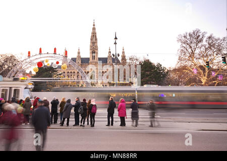 Wien, ÖSTERREICH - Dezember, 2017: Rathausplatz und Rathaus zu Weihnachten. Menschen besuchen den Christkindlmarkt, also an der Ampel zu warten Stockfoto