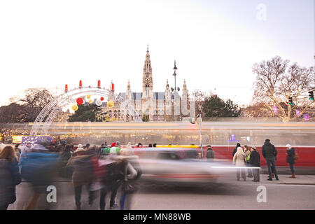 Wien, ÖSTERREICH - Dezember, 2017: Rathausplatz und Rathaus zu Weihnachten. Menschen besuchen den Christkindlmarkt, also an der Ampel zu warten Stockfoto