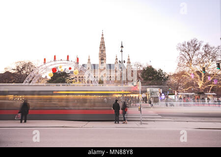 Wien, ÖSTERREICH - Dezember, 2017: Rathausplatz und Rathaus zu Weihnachten. Menschen besuchen den Christkindlmarkt, also an der Ampel zu warten Stockfoto