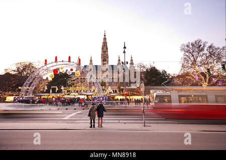 Wien, ÖSTERREICH - Dezember, 2017: Rathausplatz und Rathaus zu Weihnachten. Menschen besuchen den Christkindlmarkt, also an der Ampel zu warten Stockfoto