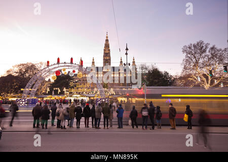 Wien, ÖSTERREICH - Dezember, 2017: Rathausplatz und Rathaus zu Weihnachten. Menschen besuchen den Christkindlmarkt, also an der Ampel zu warten Stockfoto