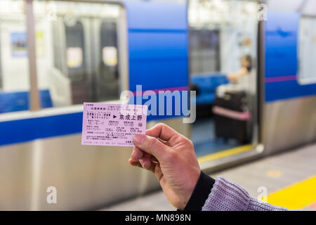 Tokyo, Japan - 7. April 2016: Keisei Limited Express Ticket vom Narita Internationalen Flughafen nach Ueno Station. Stockfoto