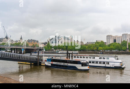 London, England - Mai 12, 2018: Blick auf die Themse und die Charing Cross Station an einem regnerischen Tag. Stockfoto