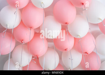 Bunte Luftballons, Rosa, Weiß, Streamer. Helium Ballon schweben in Geburtstagsparty. Konzept Ballon der Liebe und Valentinstag Stockfoto