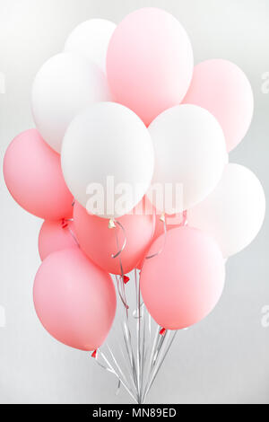Bunte Luftballons, Rosa, Weiß, Streamer. Helium Ballon schweben in Geburtstagsparty. Konzept Ballon der Liebe und Valentinstag Stockfoto